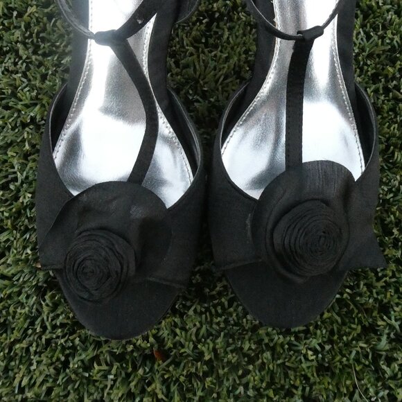 T-Strap Sandals Unlisted Size 7M - Picture 5 of 7